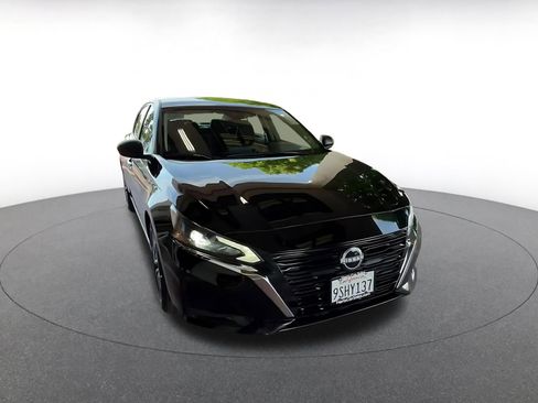 Used 2025 Nissan Altima 2.5 SV FWD image 3