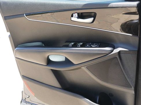Used 2019 Kia Sorento AWD V6 image 16