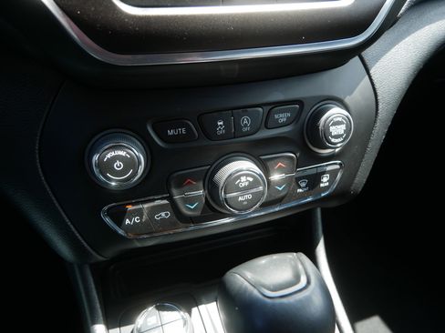 Used 2022 Jeep Cherokee Trailhawk AWD/4WD image 30