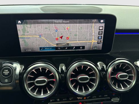 Used 2020 Mercedes-Benz GLB 250 4MATIC w/ Premium Package image 27