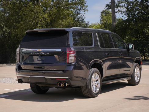 Used 2023 Chevrolet Suburban Premier RWD image 5