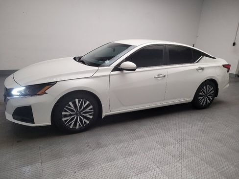 Used 2023 Nissan Altima 2.5 SV FWD image 2