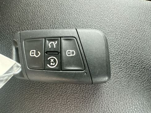 Used 2025 Volkswagen Taos SE AWD/4WD image 28
