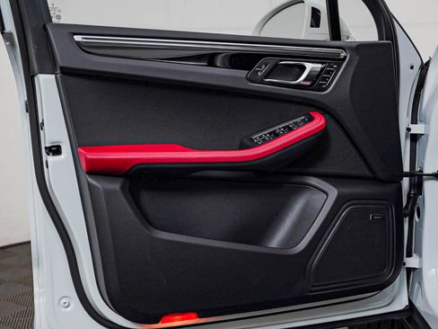 Certified 2026 Porsche Macan S AWD/4WD image 27