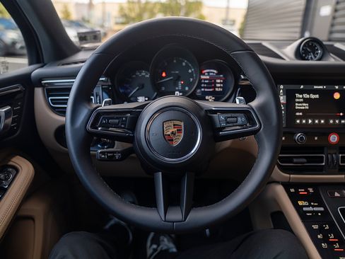 Used 2025 Porsche Macan image 6