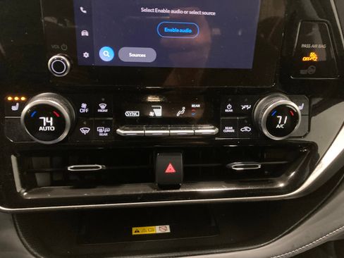 Used 2024 Toyota Highlander XLE image 30