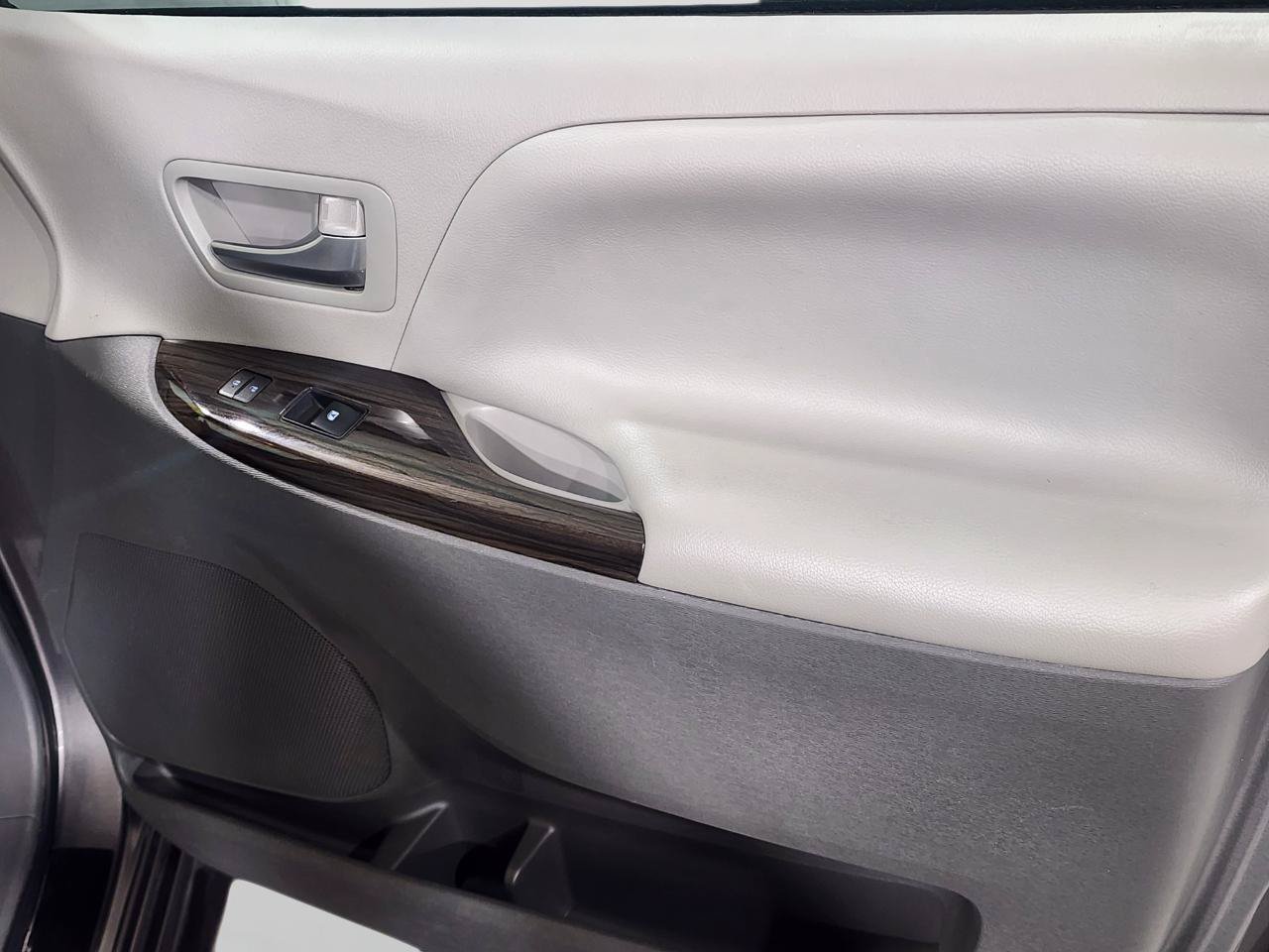 Used 2017 Toyota Sienna XLE AWD/4WD image 26