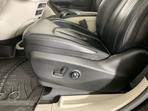 Used 2022 Chrysler Pacifica Touring-L image 33