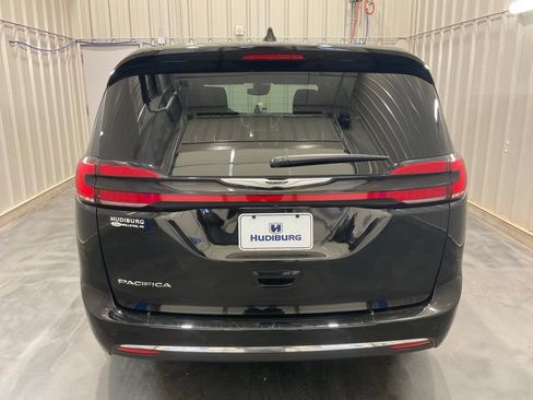 Used 2025 Chrysler Pacifica Select FWD image 17
