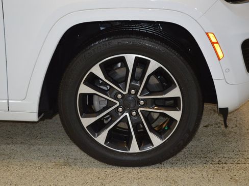 Used 2023 Jeep Grand Cherokee Overland w/ Advanced Protech Group III image 9