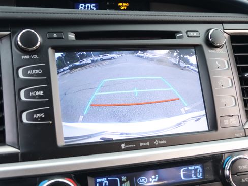 Used 2018 Toyota Highlander XLE FWD image 24