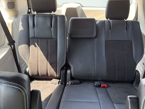 Used 2019 Dodge Grand Caravan SXT FWD image 5