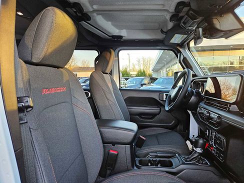 Used 2025 Jeep Wrangler Unlimited Rubicon w/ Technology Group image 11