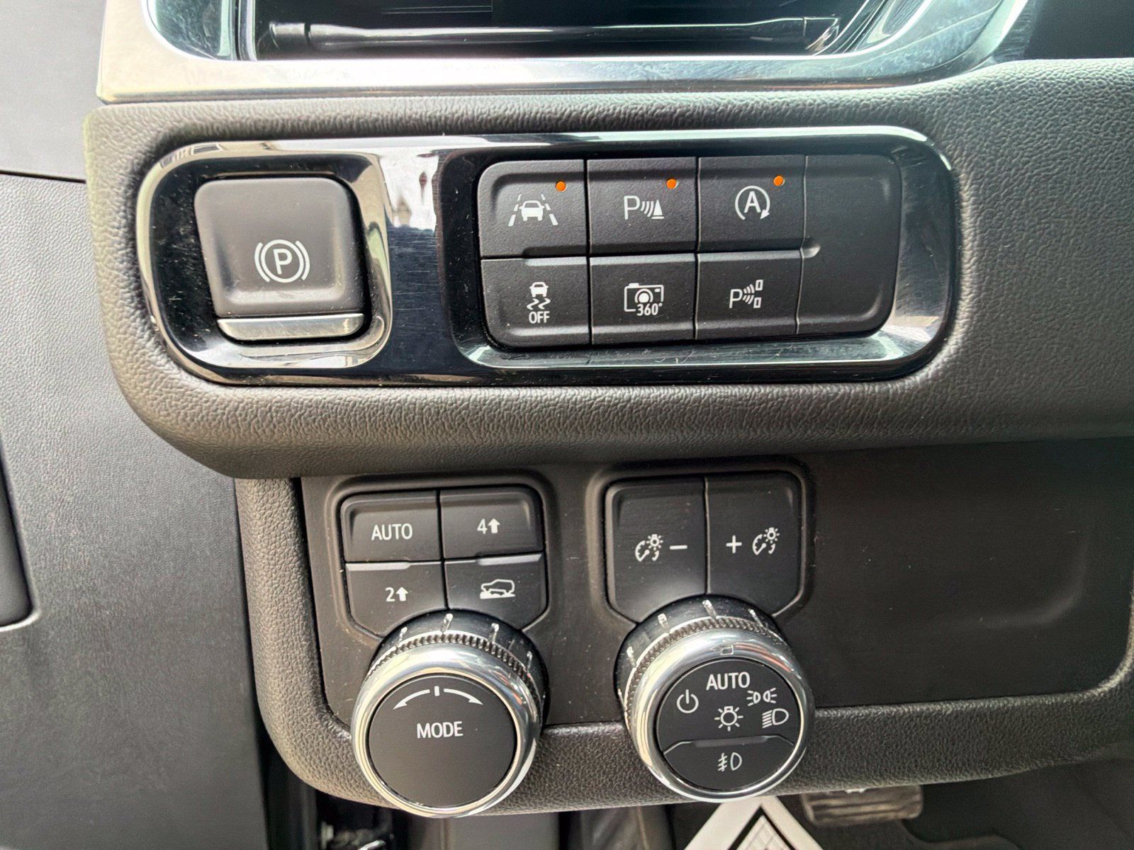 Used 2025 GMC Yukon Denali AWD/4WD image 16