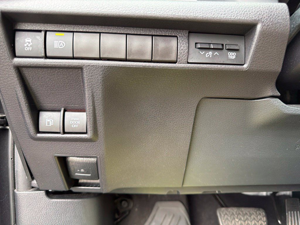 Used 2025 Toyota Sienna LE AWD/4WD image 13