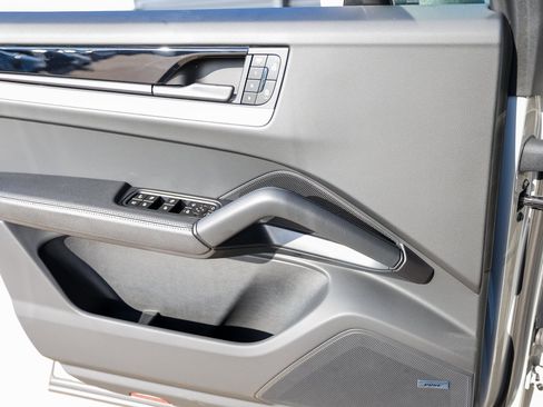 New 2025 Porsche Cayenne E-Hybrid image 23