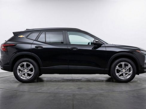 Used 2025 Chevrolet Blazer LT FWD image 11