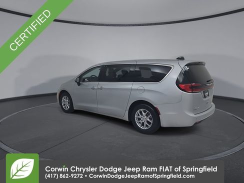 Certified 2023 Chrysler Pacifica Touring-L image 11