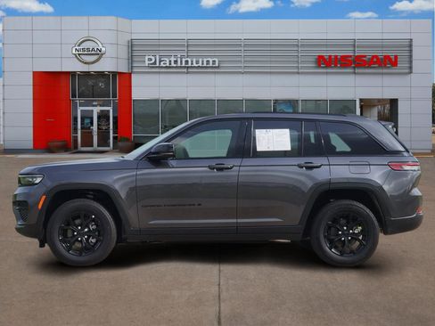 Used 2025 Jeep Grand Cherokee 4WD image 3