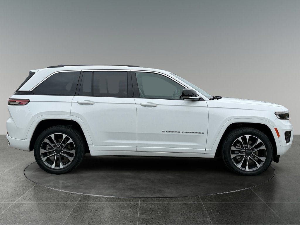 Used 2023 Jeep Grand Cherokee Overland AWD/4WD image 11
