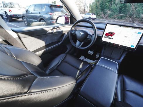 Used 2024 Tesla Model Y Performance image 33