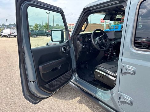 Used 2025 Jeep Wrangler Unlimited Rubicon AWD/4WD image 10