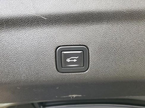 Used 2021 GMC Yukon Denali w/ Denali Premium Package image 9