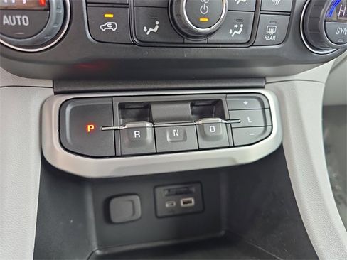 Certified 2023 GMC Acadia SLT image 24