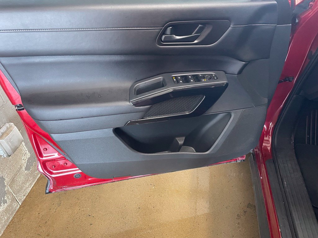 Certified 2025 Nissan Pathfinder SV FWD image 9