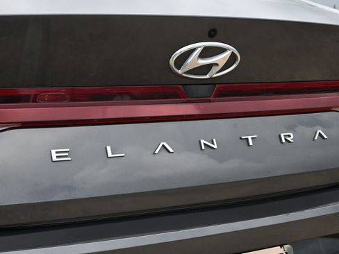 Used 2021 Hyundai Elantra SE FWD image 20