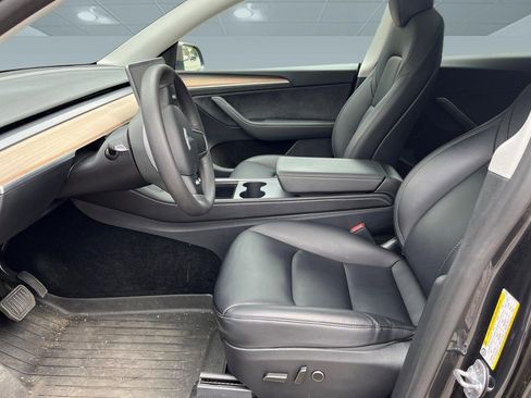 Used 2025 Tesla Model Y Long Range RWD image 3