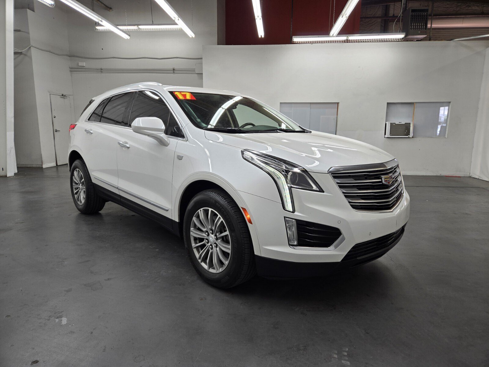 Used 2017 Cadillac XT5 Luxury w/ Driver Awareness Package AWD/4WD image 4