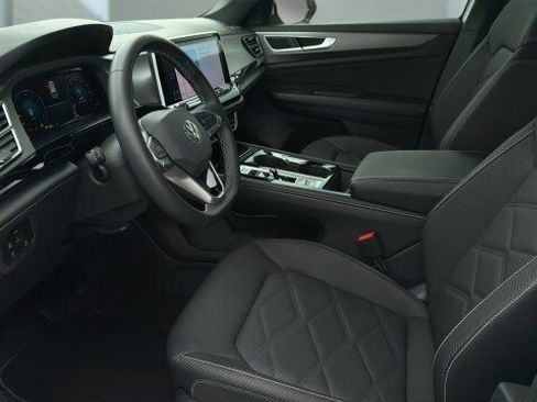 Used 2024 Volkswagen Atlas Cross Sport SE FWD image 18