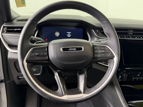 Used 2023 Jeep Grand Cherokee Altitude AWD/4WD image 18