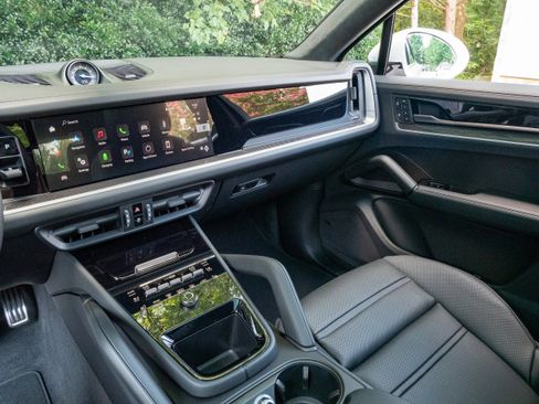 New 2025 Porsche Cayenne Turbo AWD/4WD image 23