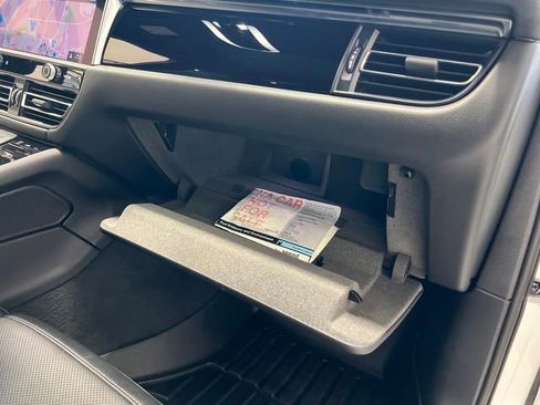 Used 2023 Porsche Macan Turbo image 36