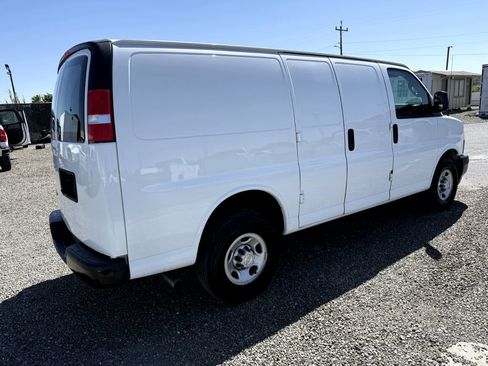 Used 2018 Chevrolet Express 2500 w/ Driver Convenience Package RWD image 6