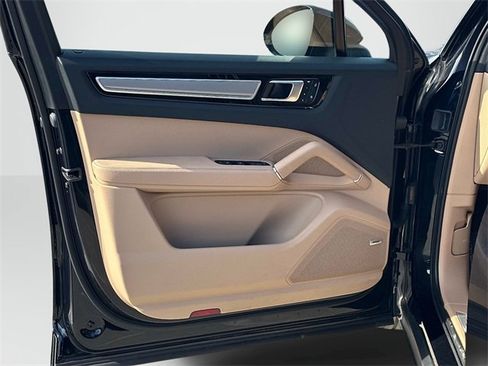 Used 2023 Porsche Cayenne Platinum Edition image 13