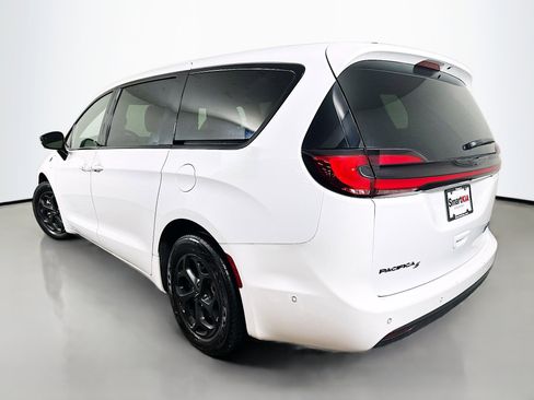 Used 2024 Chrysler Pacifica Limited image 5