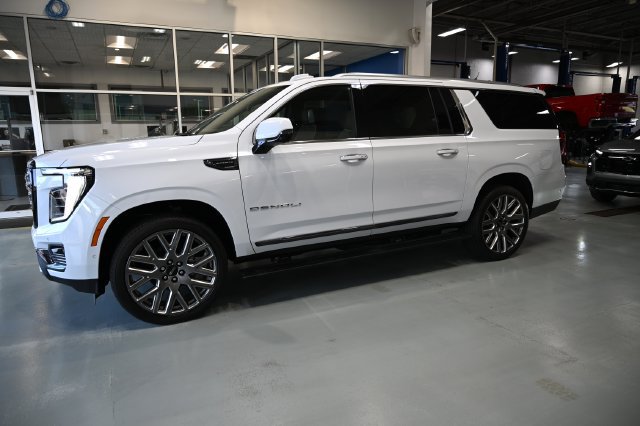 New 2026 GMC Yukon XL Denali Ultimate w/ LPO, Floor Liner Package AWD/4WD image 9