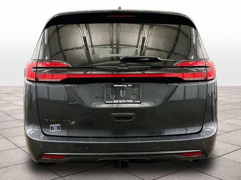 Used 2021 Chrysler Pacifica Touring FWD image 4