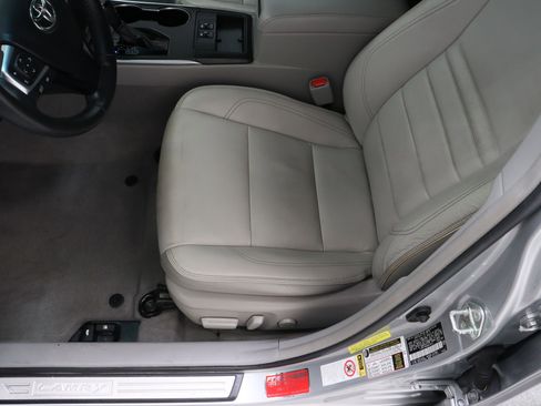 Used 2016 Toyota Camry XLE w/ Moonroof Package FWD image 15