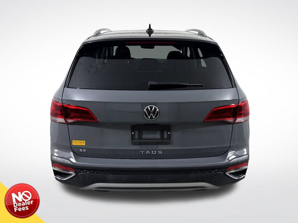 Used 2024 Volkswagen Taos SE w/ Panoramic Sunroof Package FWD image 5