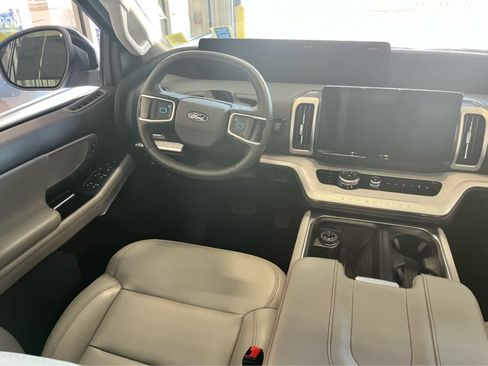 Used 2025 Ford Expedition Active AWD/4WD image 12