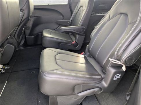 New 2026 Chrysler Pacifica Select FWD image 15