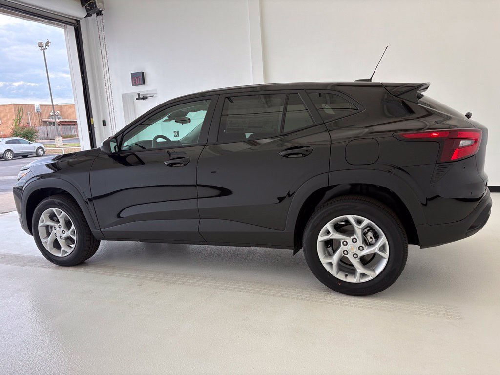 New 2026 Chevrolet Trax LS w/ LS Convenience Package FWD image 17