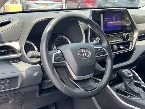 Used 2024 Toyota Highlander XLE AWD/4WD image 15