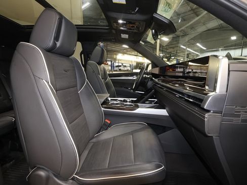 Certified 2025 Cadillac Escalade Premium Luxury w/ Touring Package AWD/4WD image 28