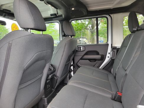 Used 2025 Jeep Wrangler Unlimited Sahara AWD/4WD image 18