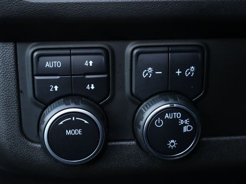 Used 2022 Chevrolet Tahoe Z71 w/ Luxury Package AWD/4WD image 13